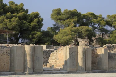 Minoische archäologische Stätte von Phaistos. Tor des Nordflügels, das sich vom zentralen Hof öffnet. Der Nordflügel ist der wichtigste Flügel des Palastes, da angenommen wird, dass er die „Königlichen Gemächer“ beherbergte.