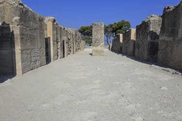 Minoische archäologische Stätte von Phaistos. Die westlichen Magazine. Großer Komplex der Palastlager. Es besteht aus dem Vorraum, dem Korridor der Lager und den Lagerräumen selbst.