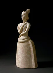 Minoische Kunst: Terrakottafigur einer Frau in anbetender Haltung. Aus dem Heiligtum von Piskokephalo auf Kreta. 1700-1450 v. Chr. Maße: 24,6 cm. Iraklio, Archäologisches Museum