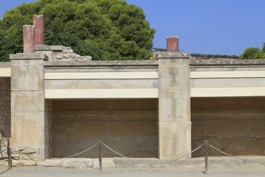 Minoische archäologische Stätte von Knossos. Westflügel; Bereich genannt „Tripartite Shrine“ von A. Evans. Im Inneren des Schreins wurden viele religiöse Objekte wie Tontafeln oder Tonabdrücke gefunden, die möglicherweise mit dem Archiv eines Schreins verb