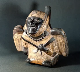 Präkolumbische Kunst, Mochica-Kultur (Moche): anthropomorphe Vase in Gestalt eines geflügelten Mannes. 100 v. Chr.-800 n. Chr. Lima, Nationalmuseum für Anthropologie und Archäologie, Peru
