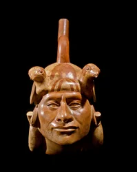 Präkolumbianische Kunst, Mochica-Kultur: anthropomorphes Gefäß, das das Gesicht eines Anführers darstellt