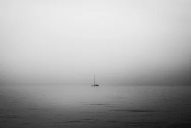 Einsames Segelboot im Nebel
