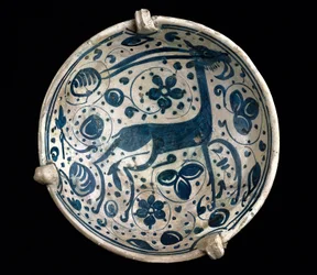 Mudéjar-Kunst: Keramikbecher azul, dekoriert mit einem Hirsch von Paterna, Manises (Hispano-maurischer Stil). 14. oder 15. Jahrhundert, Barcelona. Keramikmuseum Barcelona, Spanien