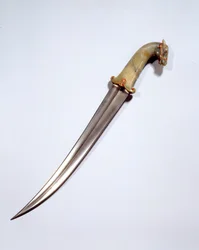 Mogulkunst: Dolch mit Pferdekopf aus Damaszenerstahl. 17. Jahrhundert. Höhe 0,5 m. Paris, Musée du Louvre