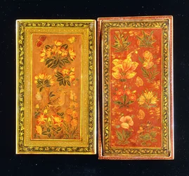 Ein Paar Spiegelgehäuse der Safawiden-Dynastie, bemalt mit Blumendesigns, eines mit einem sitzenden Wiedehopf