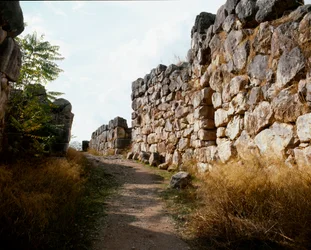 Mykenische Kunst: Zugang zur oberen Festung der mykenischen Zitadelle, Stadt Tiryns, um 1200 v. Chr. Griechenland