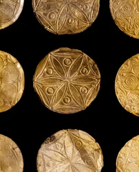 Mykenische Kunst: Goldene Zeremonialscheiben zur Verzierung der Kleidung aus Grab III, Mykene. 16. Jahrhundert v. Chr. Athen, Nationales Archäologisches Museum