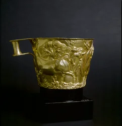 Mykenische Kunst: Goldbecher, verziert mit einer Szene des Einfangens eines Stiers. 1500 v. Chr. Vom Fundort Vaphio bei Sparta. Athen, Archäologisches Nationalmuseum