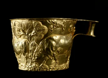 Mykenische Kunst: Goldbecher mit Darstellung eines Stiers, der den Boden aufwühlt, aus Vapheio. 1500 v. Chr. Nationales Archäologisches Museum von Athen, Griechenland