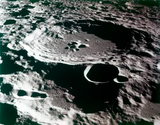 Nahaufnahme eines Kraters auf der Mondoberfläche