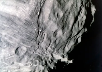 Miranda, einer der Monde des Uranus, gesehen von Voyager 2, 24. Januar 1986