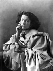 Die französische Schauspielerin Sarah Bernhardt (1844-1923), fotografiert von Nadar (1820-1910)