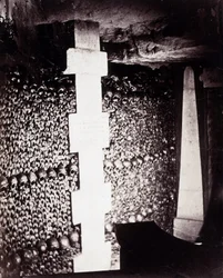 Die Beinhäuser der Katakomben von Paris. In der Nähe der Quelle von Lethe oder Vergessen