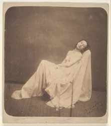 [Sitzendes, teilweise drapiertes Modell]
