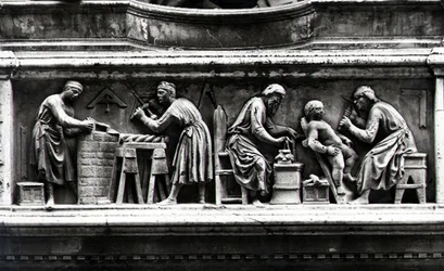 Relief, das Künstler und Handwerker bei der Arbeit darstellt