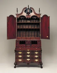 Schreibtisch und Bücherschrank