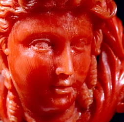 Anhänger eines klassischen Kopfes und Anaphora in mediterranem Korallen und Gold (Detail)