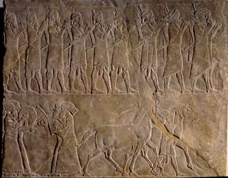 Die Musiker der Armee von Assurbanipal. Flachrelief in Kalkstein um 640 v. Chr. (Neuassyrische Periode, ca. 1000-612 v. Chr.). Entdeckt in Ninive, Mesopotamien. Louvre Museum.