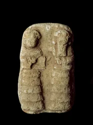 Sumerische Zivilisation: Götterpaar auf dem Thron. Terrakottaskulptur. Maße: 9 cm. Neusumerische Zeit (zwischen 2093 und 2004 v. Chr.). Bagdad, Irakisches Nationalmuseum