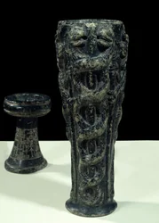 Gudeas Libationsvase für Ningischzida. Kunst Mesopotamiens. Neusumerische Periode (ca. 2150-2000 v. Chr.). Aus Tello. Höhe: 0,23 m. Musée du Louvre