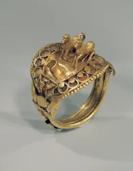 Ring mit Pferdemotiv (Gold und Karneol)