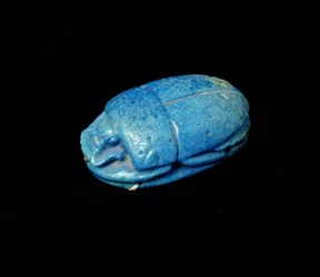 Skarabäus von einer Mumie aus Theben