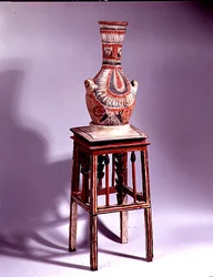 Vase auf einem Hocker