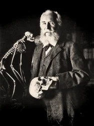 Porträt von Ernst Haeckel neben dem Skelett eines Affen, ca. 1860