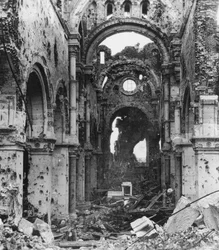 Beschädigtes Inneres der Kathedrale von Albert, Frankreich, Erster Weltkrieg, ca. 1914-ca. 1918