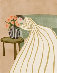 Frau bewundert Blumen
