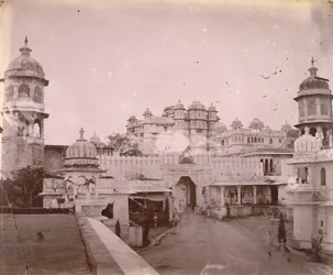Blick auf den Stadtpalast, mit Eingangstor im Vordergrund, Udaipur