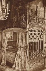Bayerisches Königsschloss Neuschwanstein, gotisches Bett im Schlafzimmer