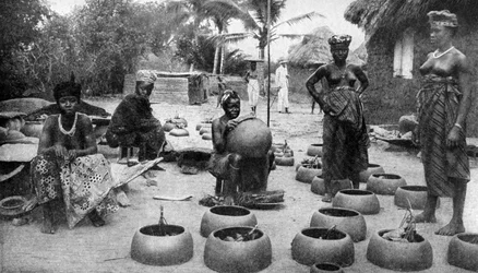 Fanti-Frauen stellen Töpferwaren her, Elmina, Ghana, 1922