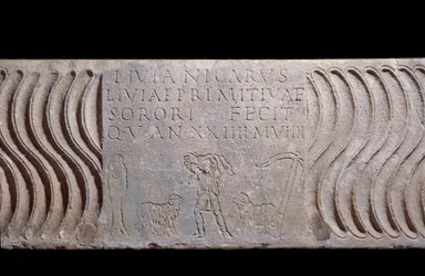 Paläochristliche Kunst: Fragmentierter Sarkophagbehälter: Guter Hirte und Epitaph von Livia Primitiva