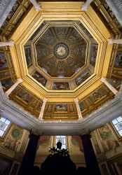 Blick auf das Gewölbe im Inneren des frühchristlichen Baptisteriums von San Giovanni in Laterano (St. Johannes Lateran) (battistero lateranense o san Giovanni in Fonte), erbaut um 440. Rom
