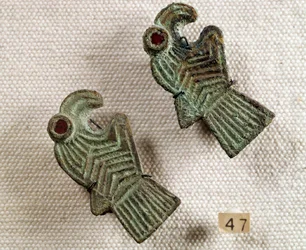 Christliche Antike: mit Granat eingelegte Bronzefibeln in Form von Adlerköpfen. Nationalmuseum für Archäologie, Saint-Germain-en-Laye