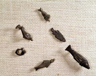 Christliche Antike: Fibeln und Metallschmuck in Fischform. Nationalmuseum für Archäologie, Saint Germain en Laye