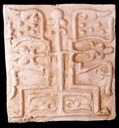 Paläochristliche Kunst: Stein mit Reliefs von Weinreben und einem Kreuz