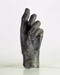 Fragment einer Hand, möglicherweise eines Bogenschützen, aus Shami, Malamir, Iran