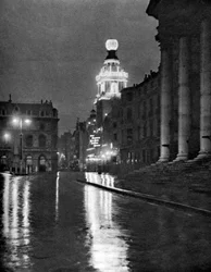 Nasses Wetter am Trafalgar Square, London, 1926-1927
