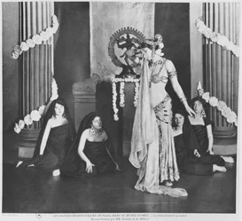 Mata Hari tritt im Musée Guimet, Paris, am 13. März 1905 auf