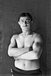 Porträt eines reisenden Zirkusringers, der an Andelot Blancheville (Haute Marne) vorbeikommt. Fotografie, ca. 1886, von Paul Emile Theodore Ducos (1849-1913)