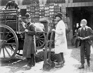 Entladen am Billingsgate-Markt, London