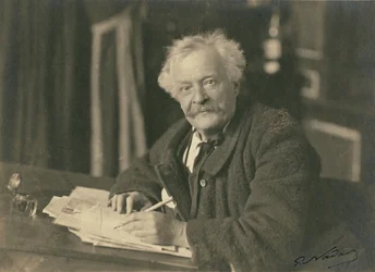 [Félix Nadar, am Schreibtisch sitzend]