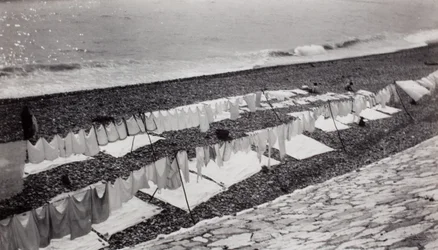 Wäsche trocknet am Strand, Nizza