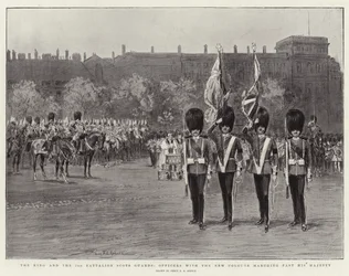Der König und das 3. Bataillon der Scots Guards, Offiziere mit den neuen Farben marschieren an Seiner Majestät vorbei