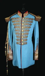 Eine persische Hofuniform aus puderblauem Wollstoff, bestickt mit Goldfaden, goldene Bullion-Epauletten, gefüttert mit scharlachrotem Satin