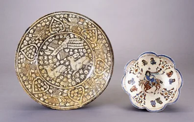 Eine Sultanabad-Keramikschale, die zwei sitzende Hirsche unter dichten Blattmotiven darstellt, 14. Jahrhundert
