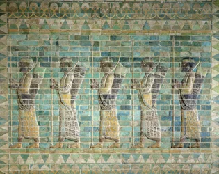 Fries der Bogenschützen, aus dem Palast von Darius dem Großen (548-486 v. Chr.) in Susa, Iran, Achämenidenzeit, ca. 500 v. Chr. (glasierte Ziegel)